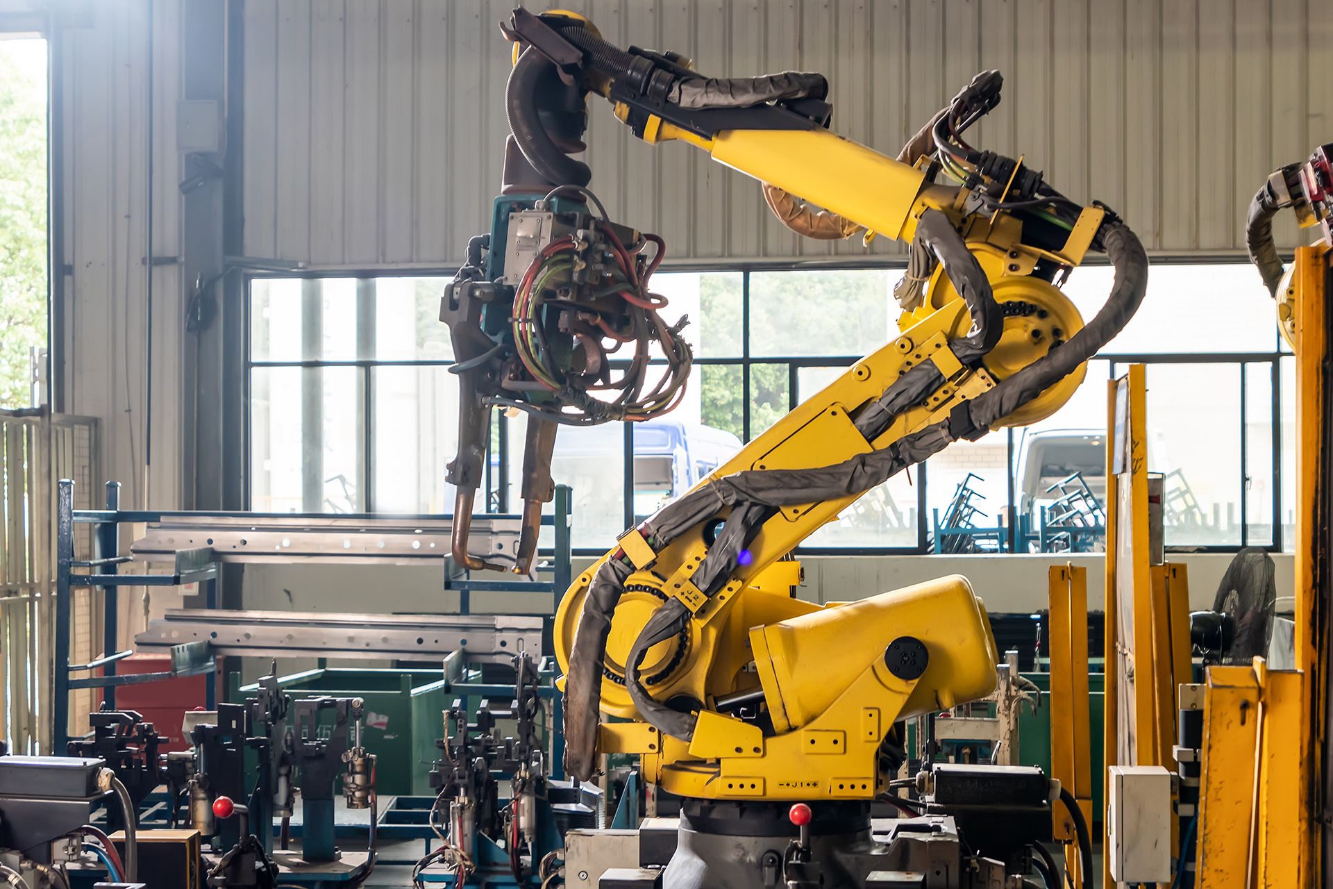 robot-arm-is-production-line-1 robot-arm-is-production-line-1